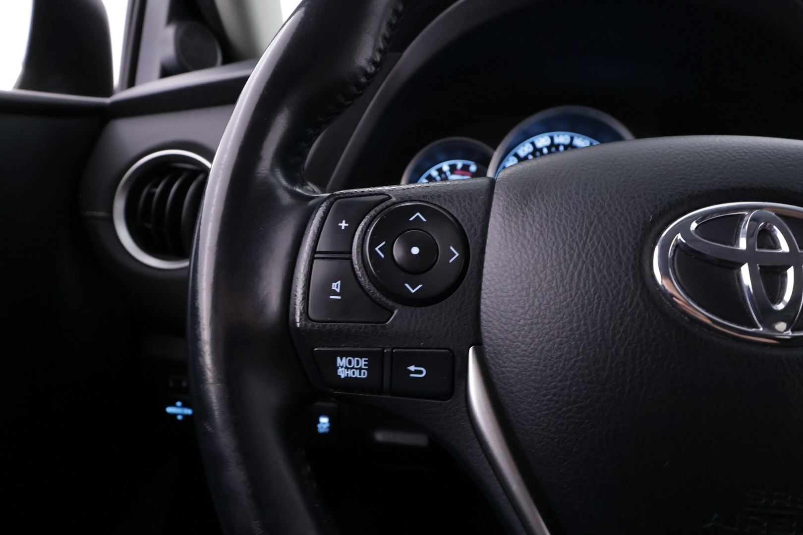 TOYOTA Auris 2015