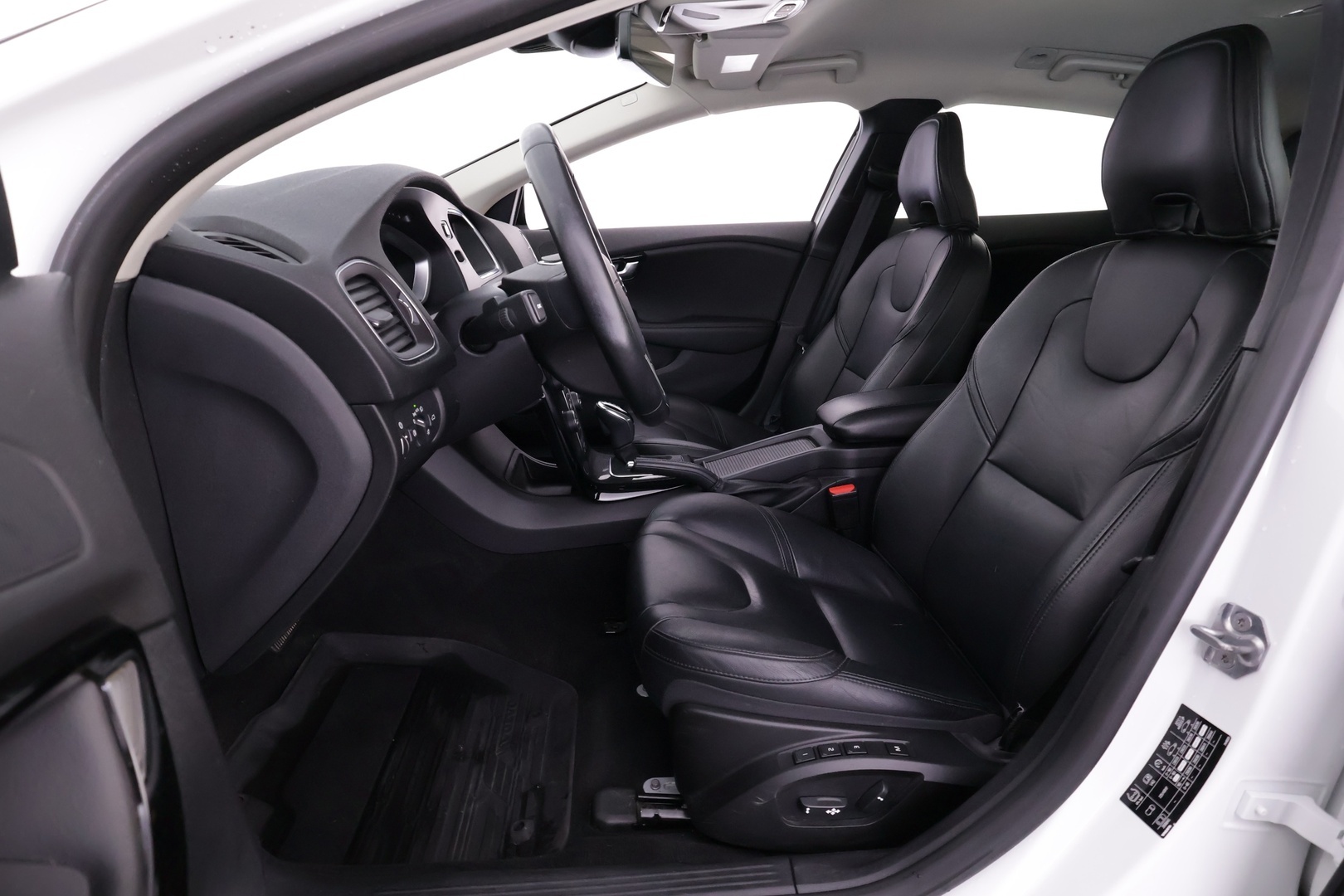 VOLVO V40 2019