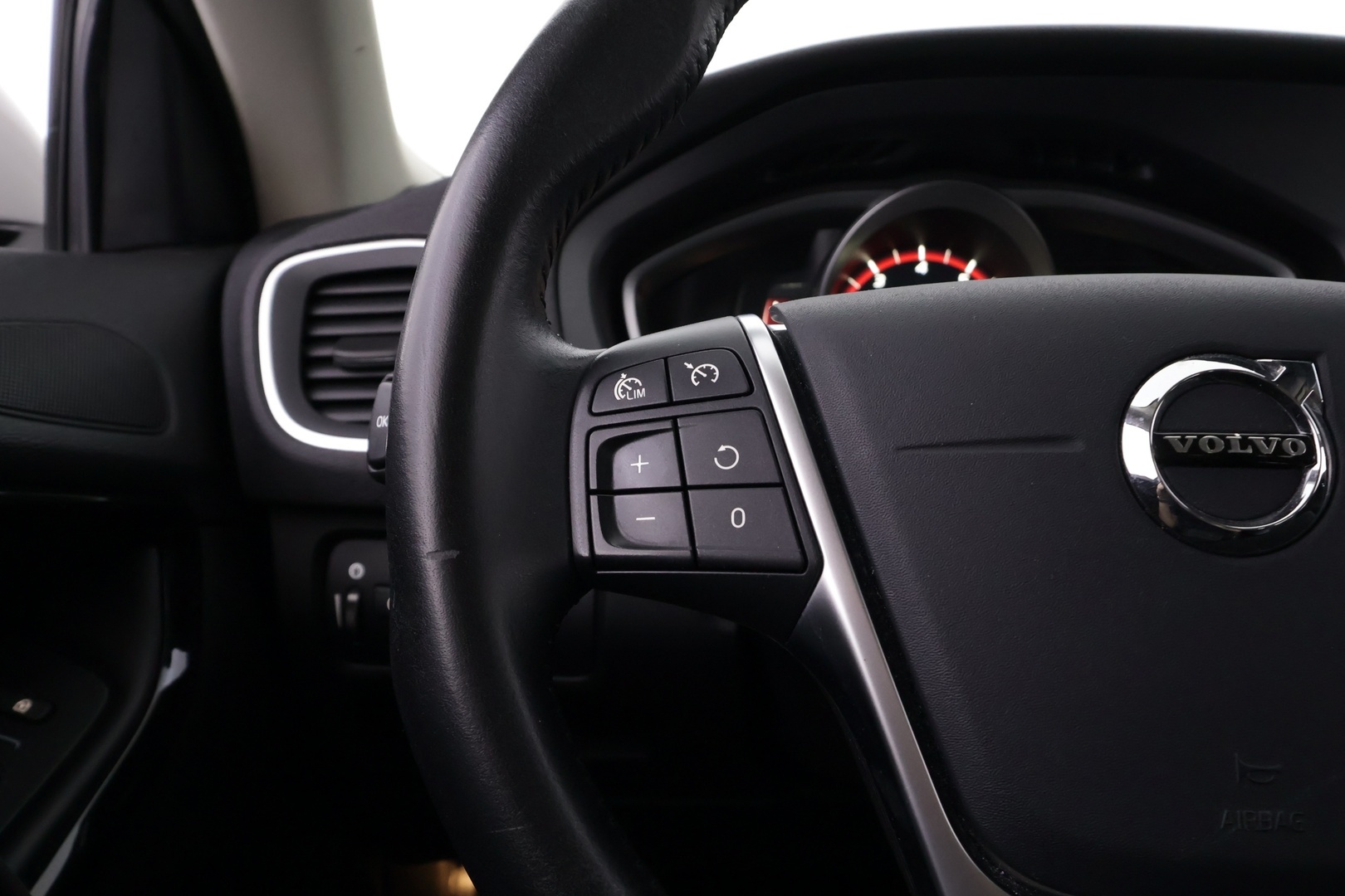 VOLVO V40 2019