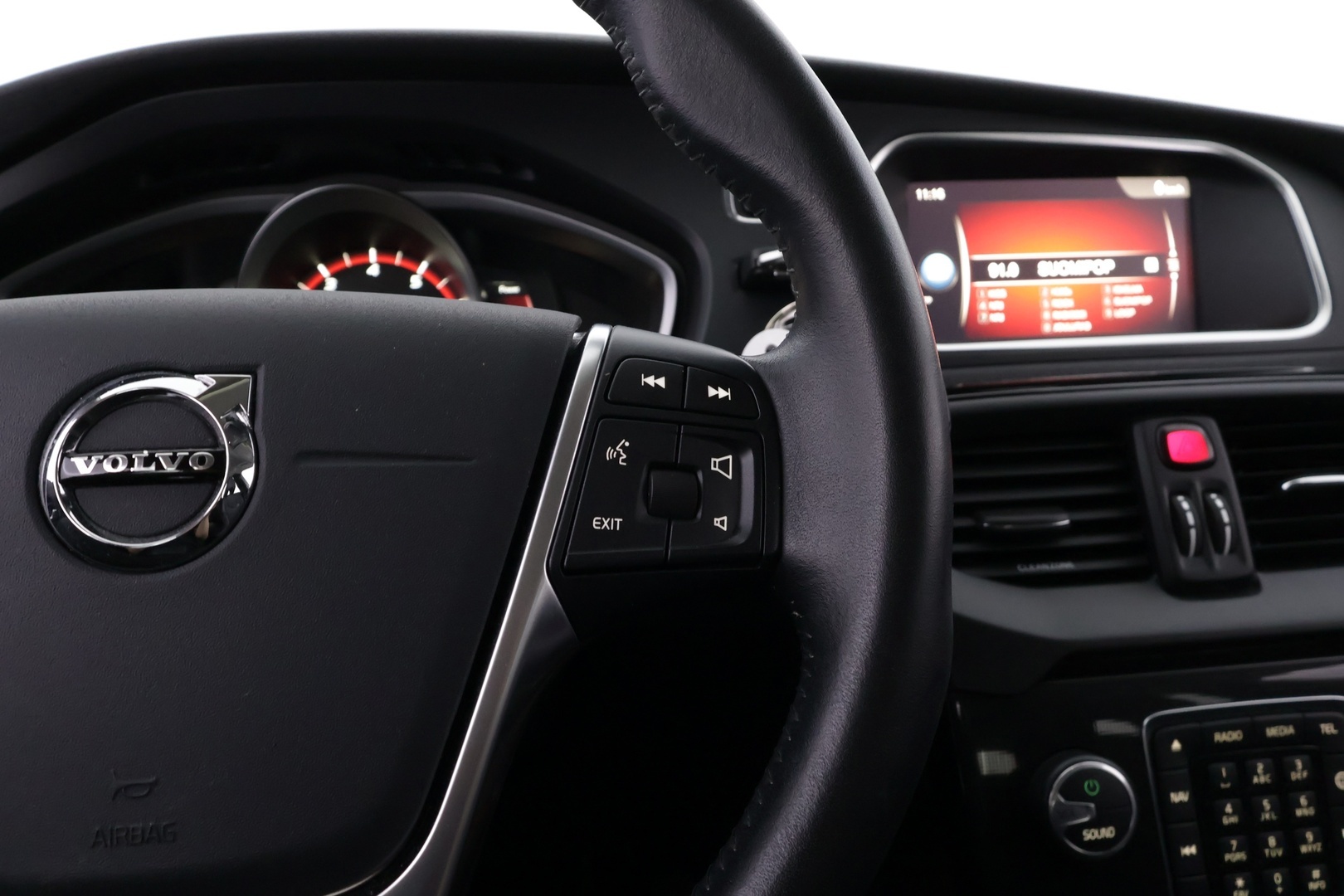 VOLVO V40 2019