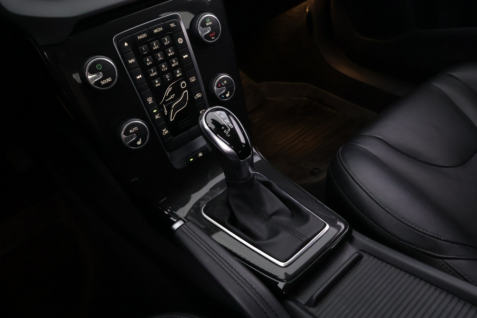 VOLVO V40 2019