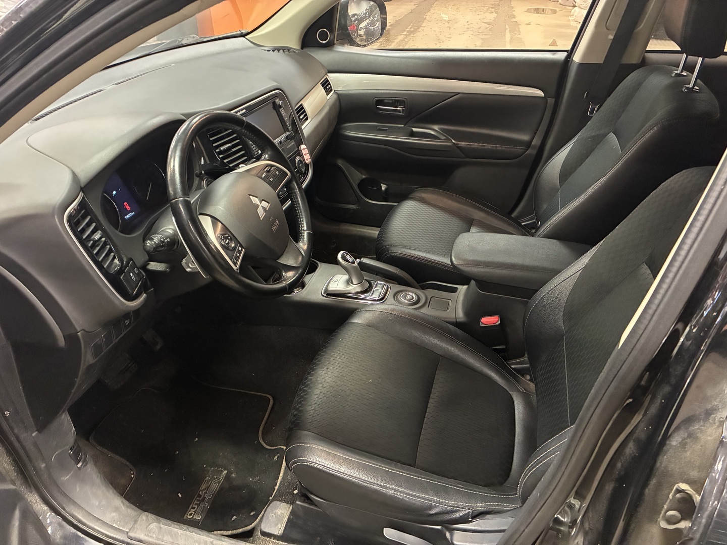 MITSUBISHI Outlander PHEV 2015