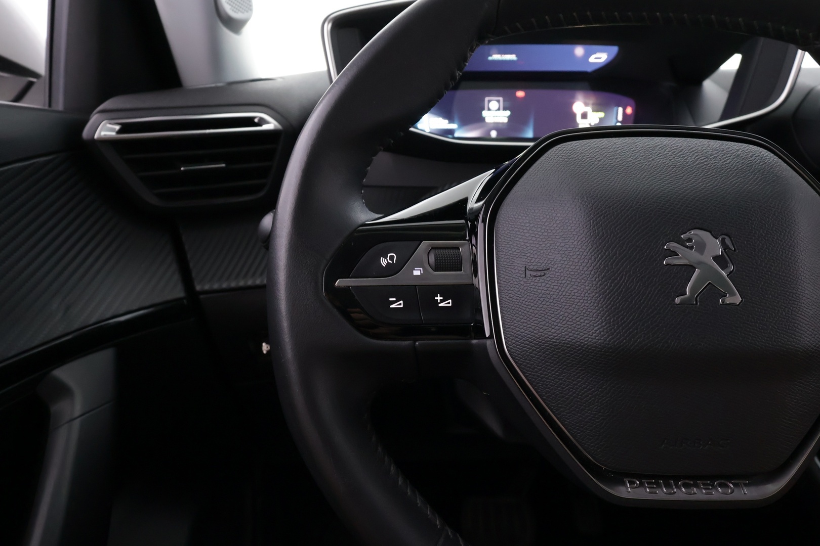 PEUGEOT e-2008 2022