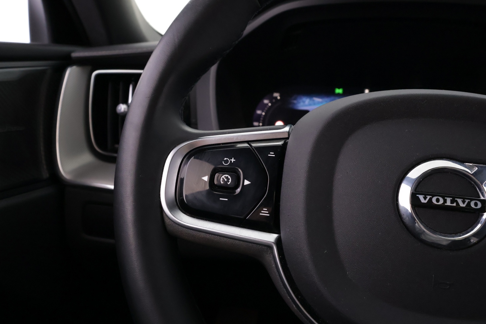 VOLVO XC60 2024