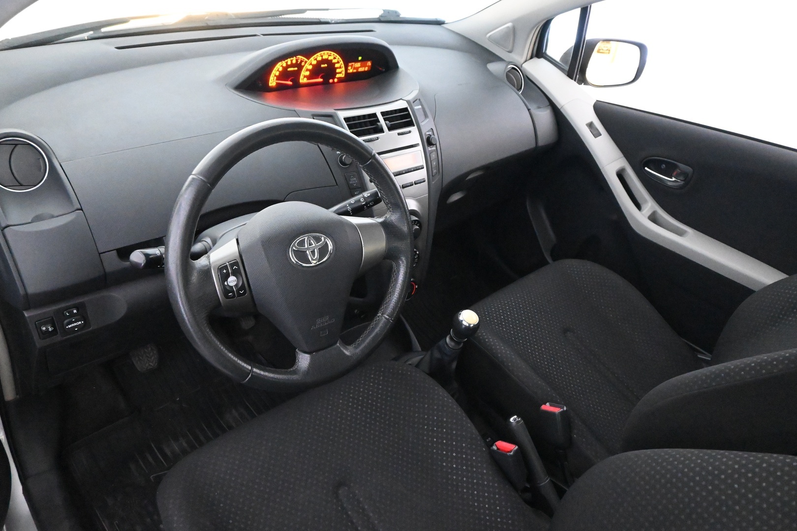 TOYOTA Yaris 2011
