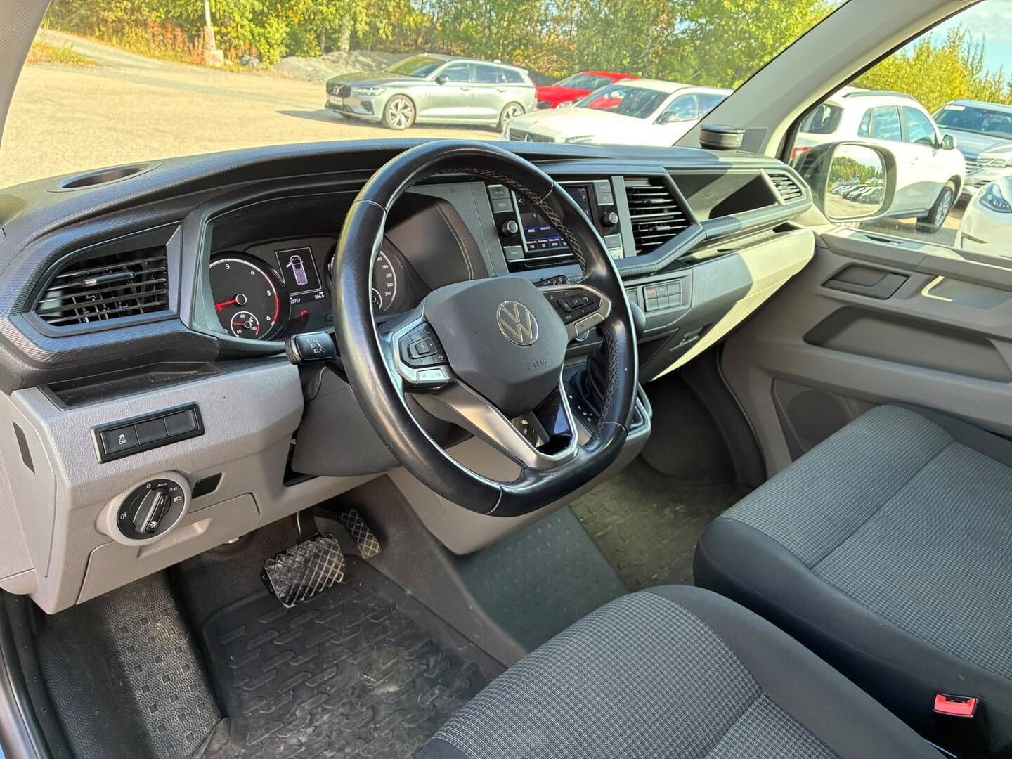 VOLKSWAGEN Transporter 2024