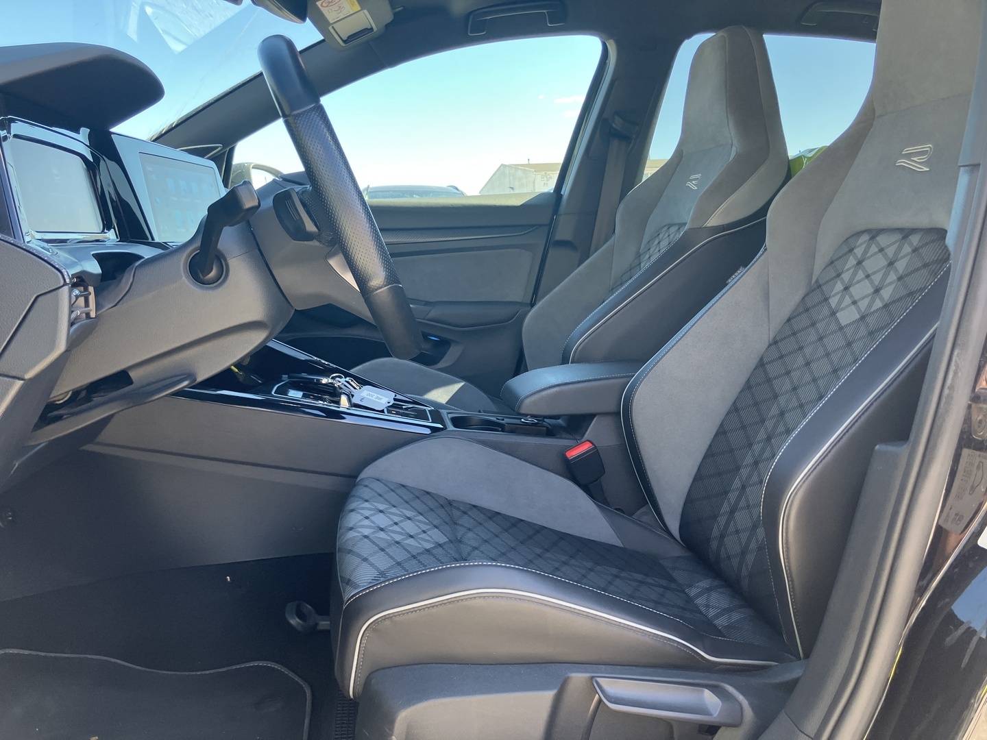 VOLKSWAGEN Golf 2023