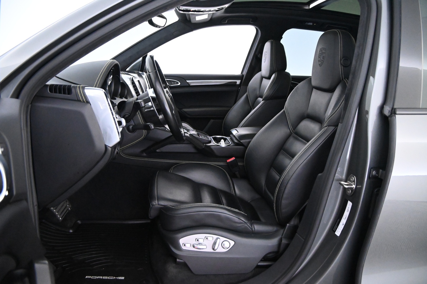 PORSCHE Cayenne 2016