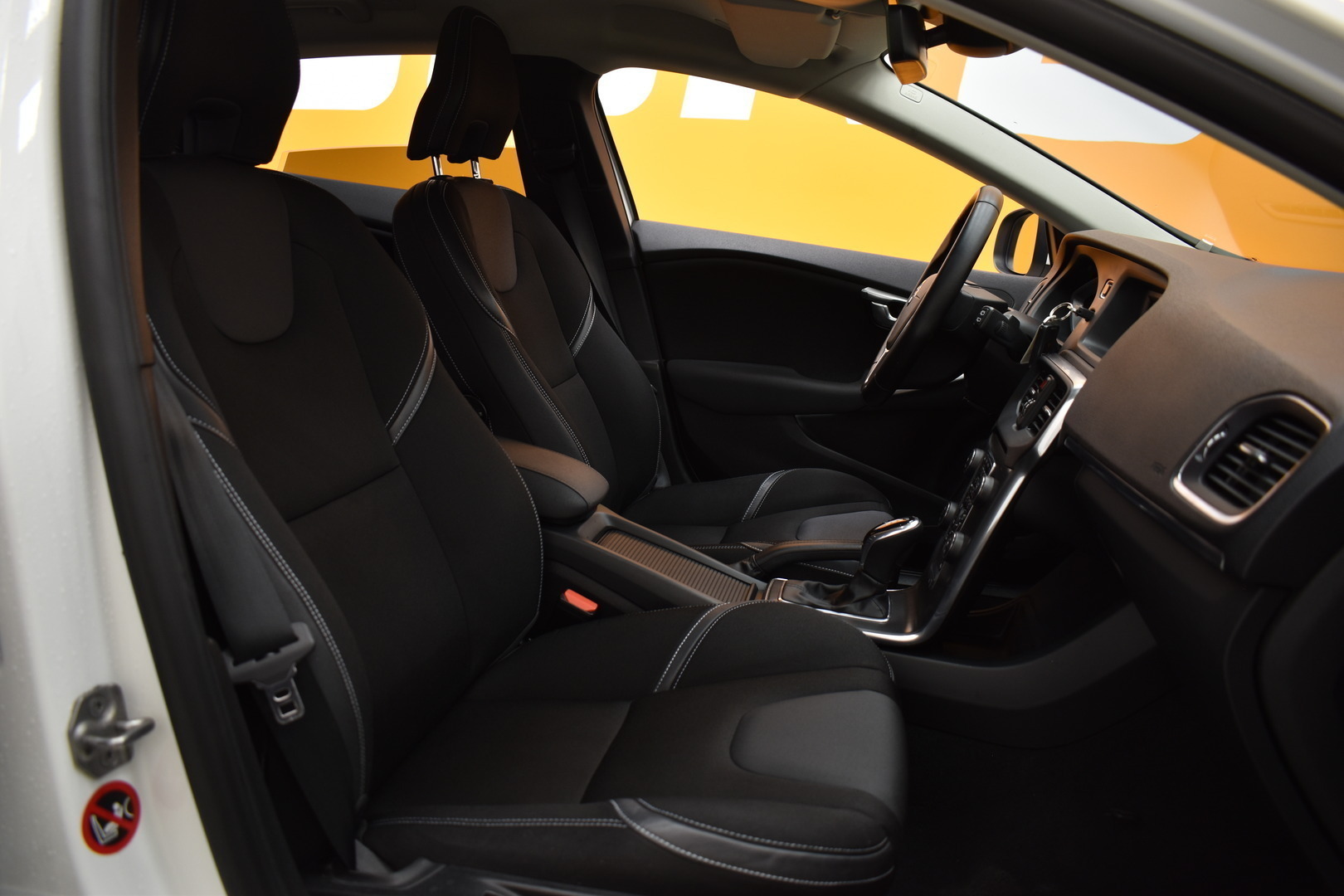 VOLVO V40 2016