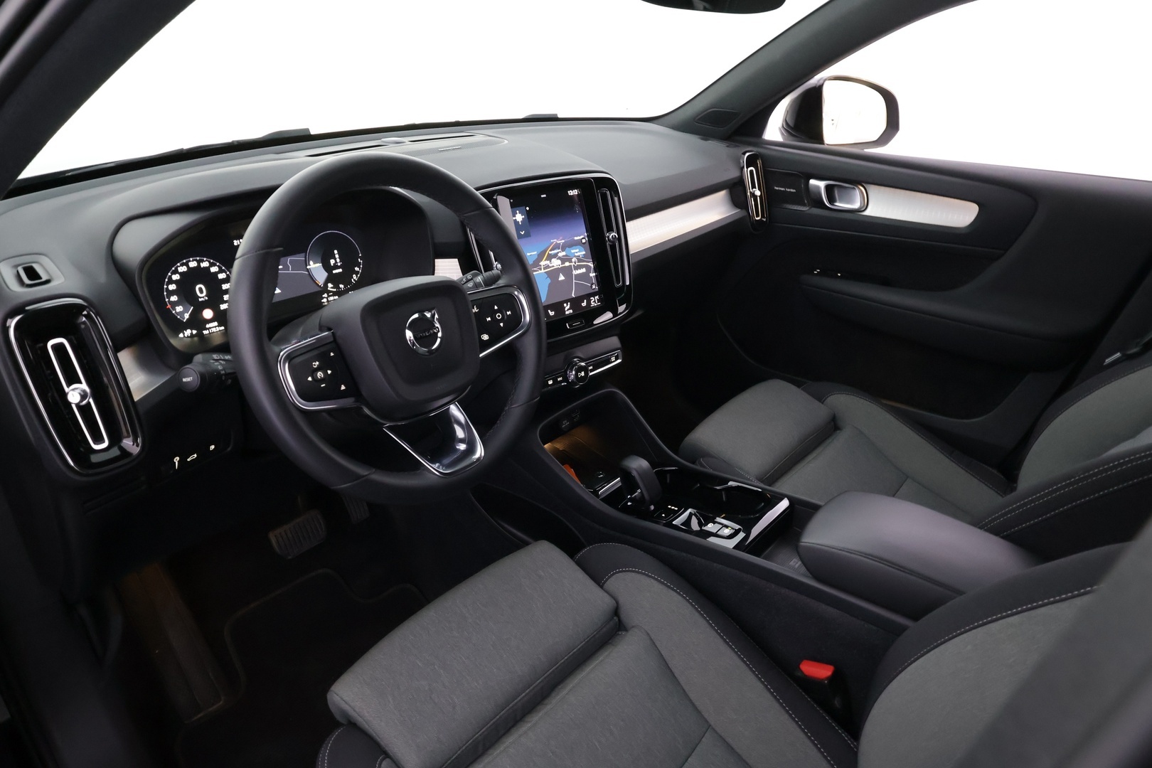 VOLVO XC40 2023