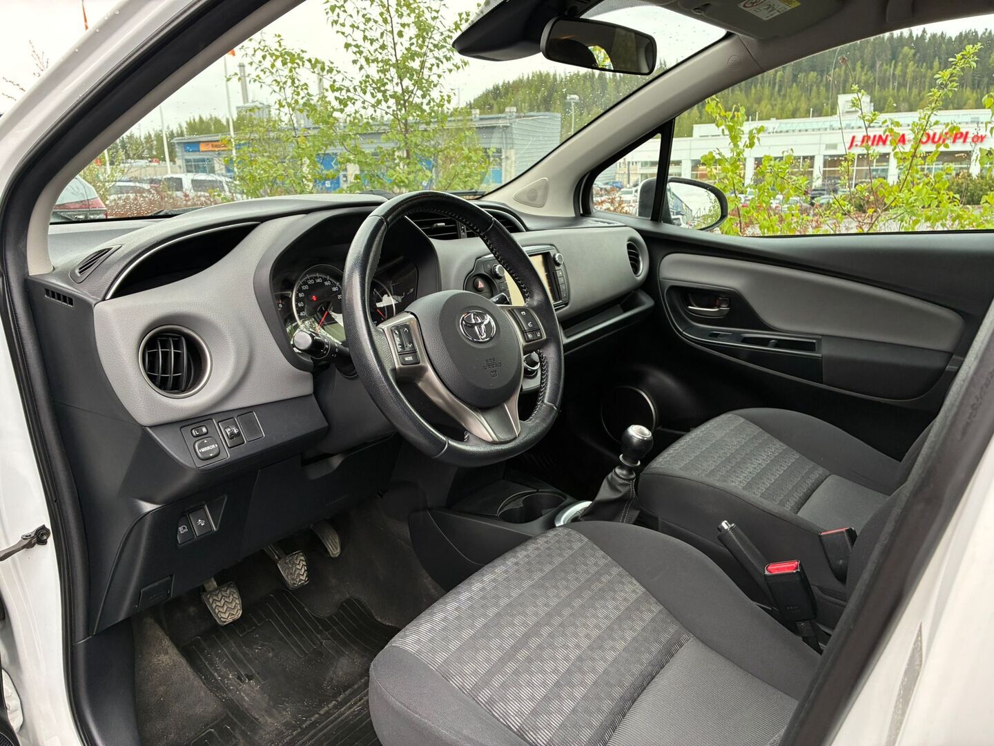 TOYOTA Yaris 2016