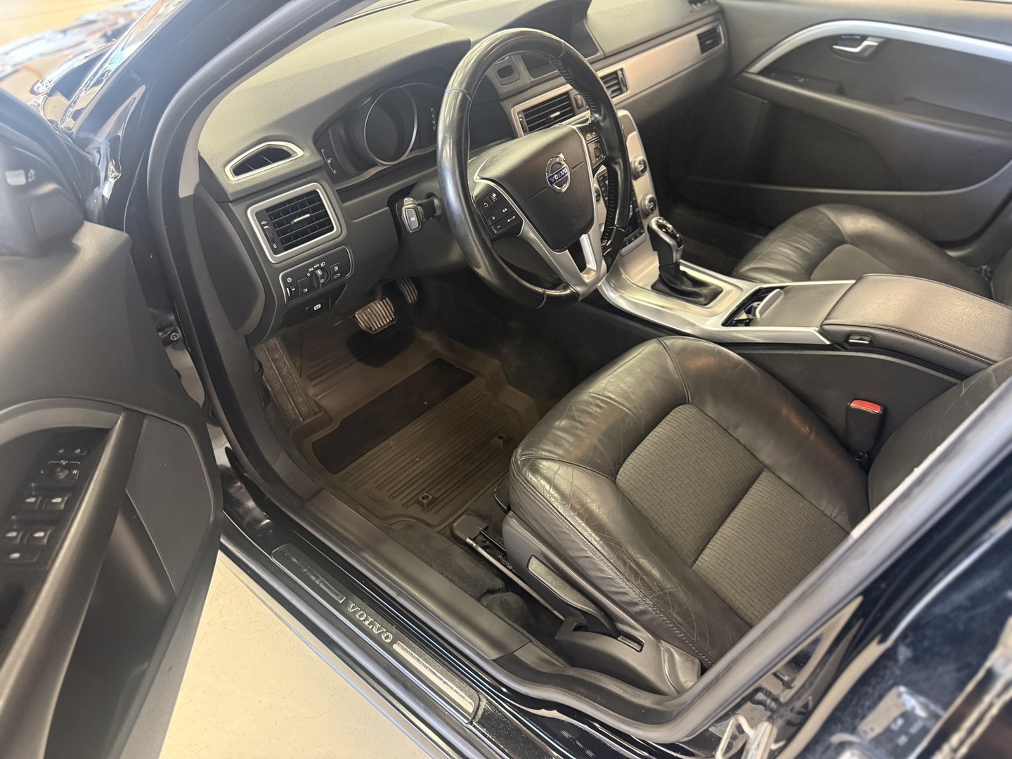 VOLVO V70 2015