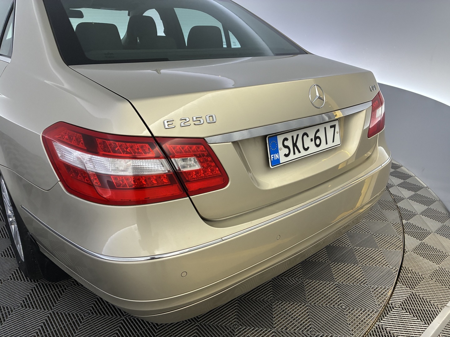 MERCEDES-BENZ E 2010