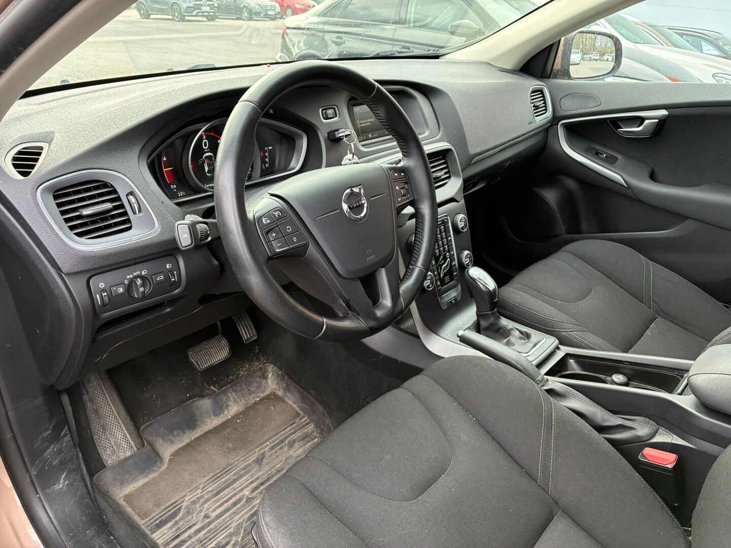 VOLVO V40 2016
