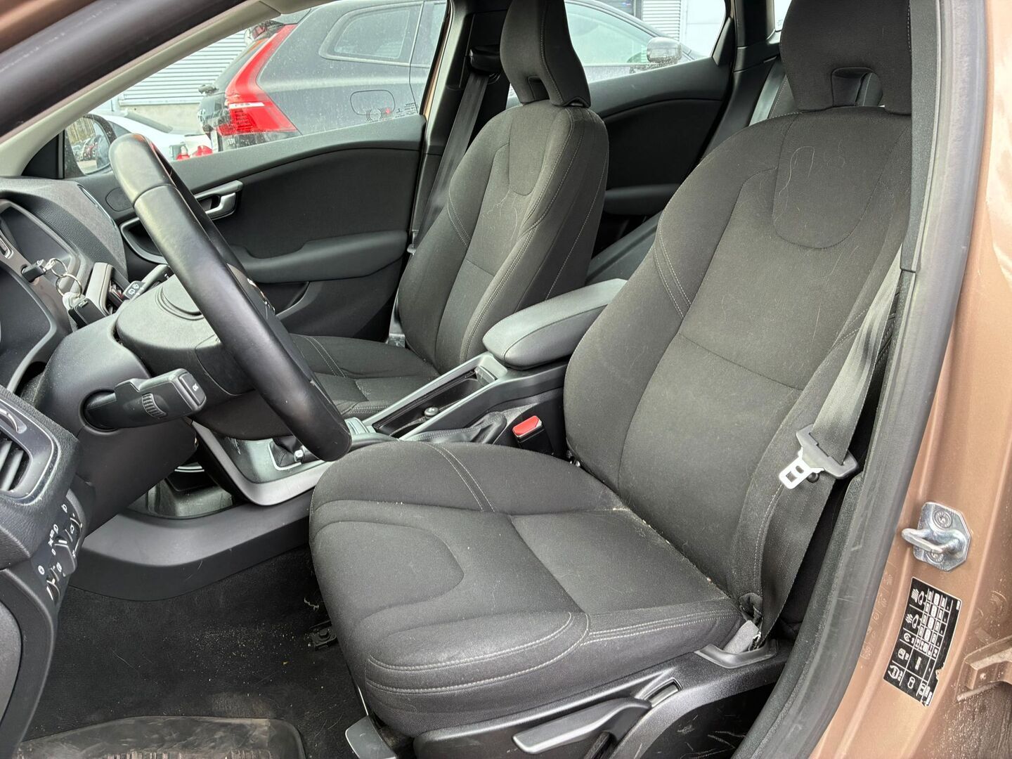 VOLVO V40 2016