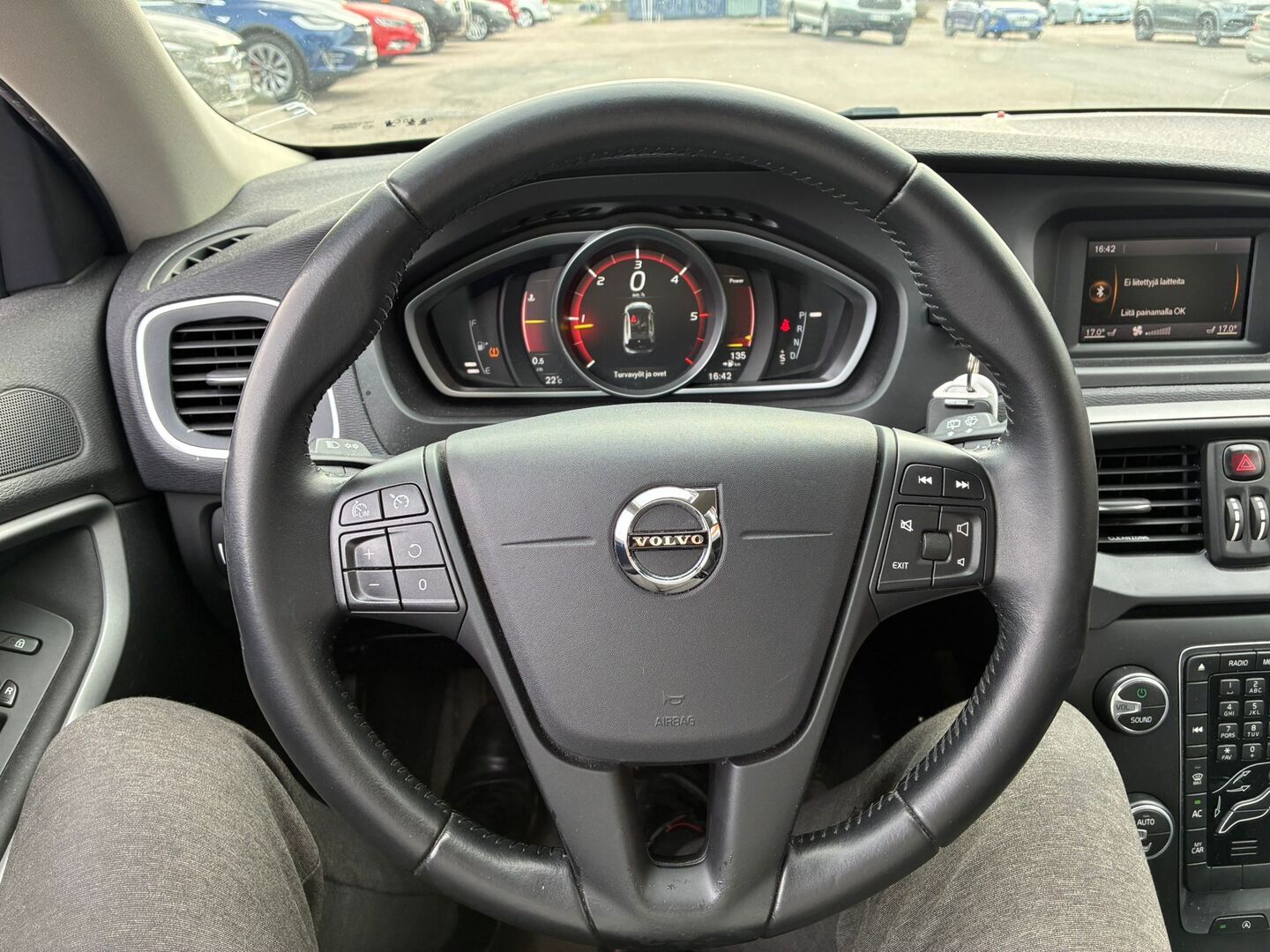 VOLVO V40 2016