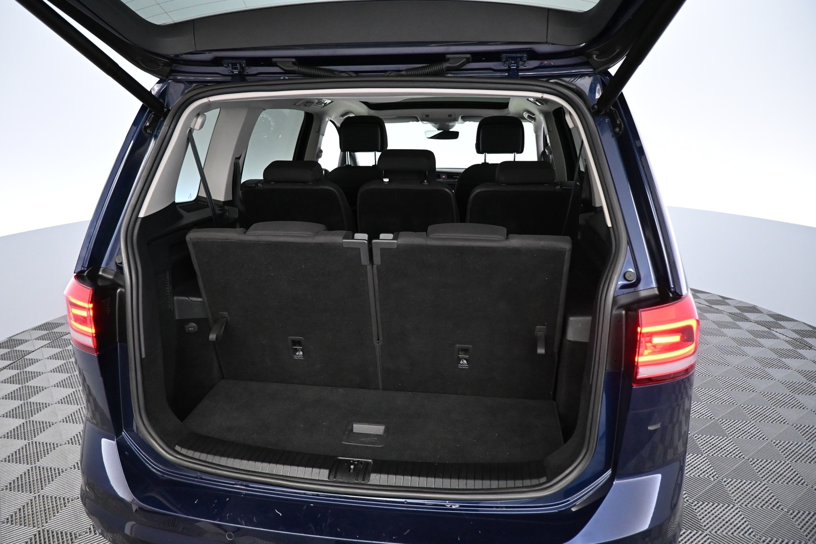 VOLKSWAGEN Touran 2016