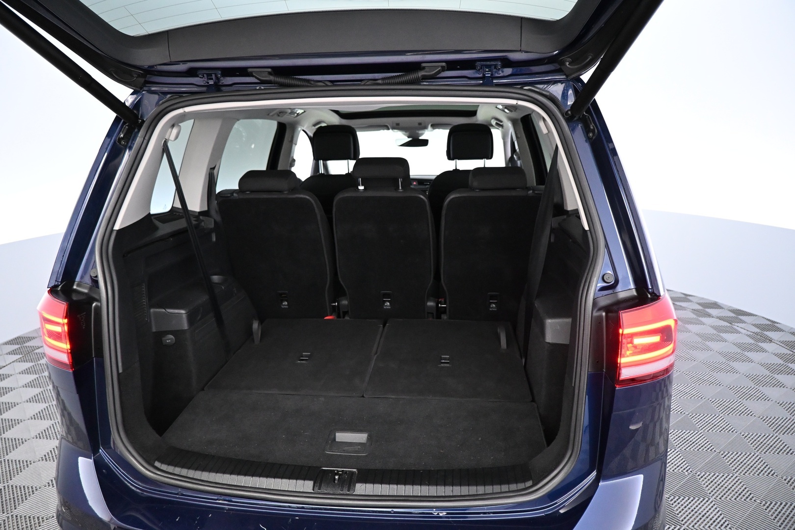 VOLKSWAGEN Touran 2016