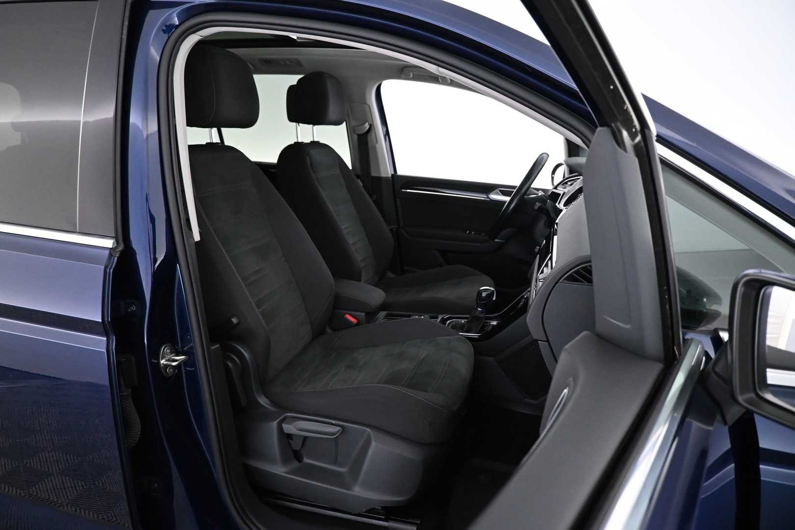 VOLKSWAGEN Touran 2016