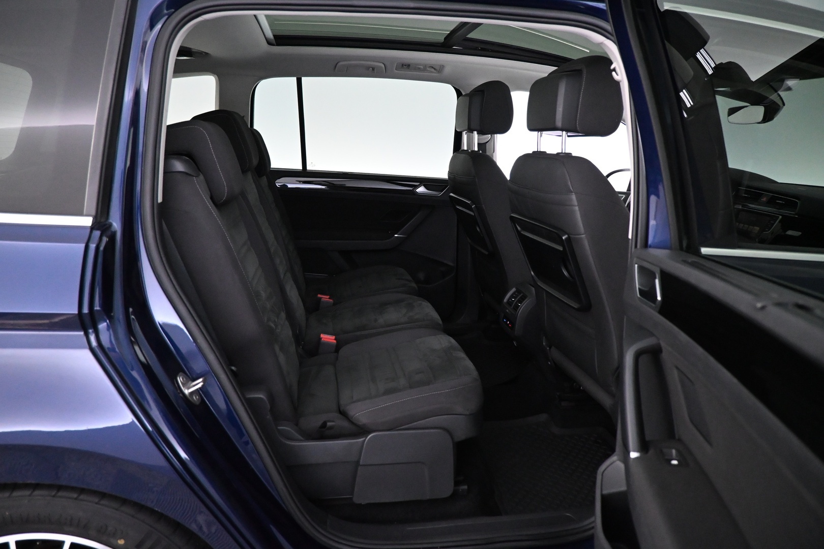 VOLKSWAGEN Touran 2016