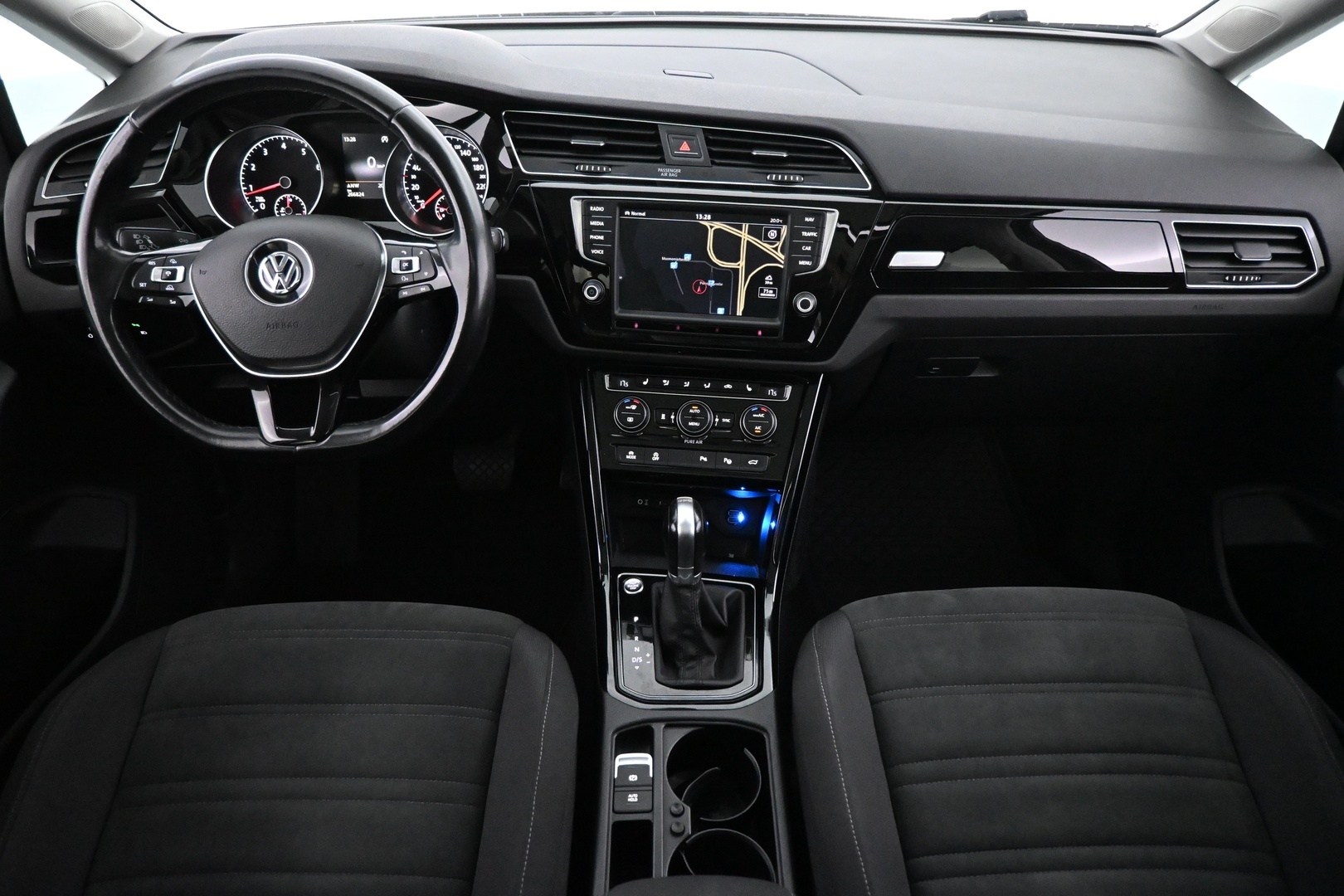 VOLKSWAGEN Touran 2016