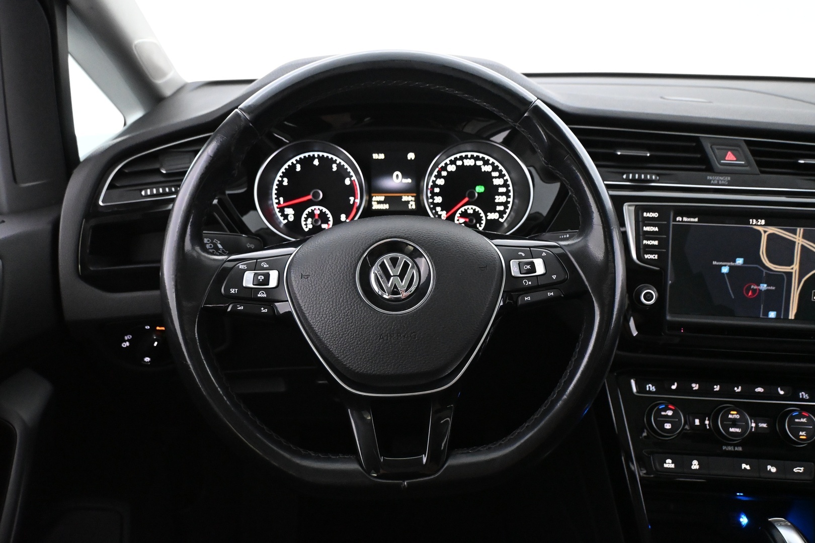 VOLKSWAGEN Touran 2016