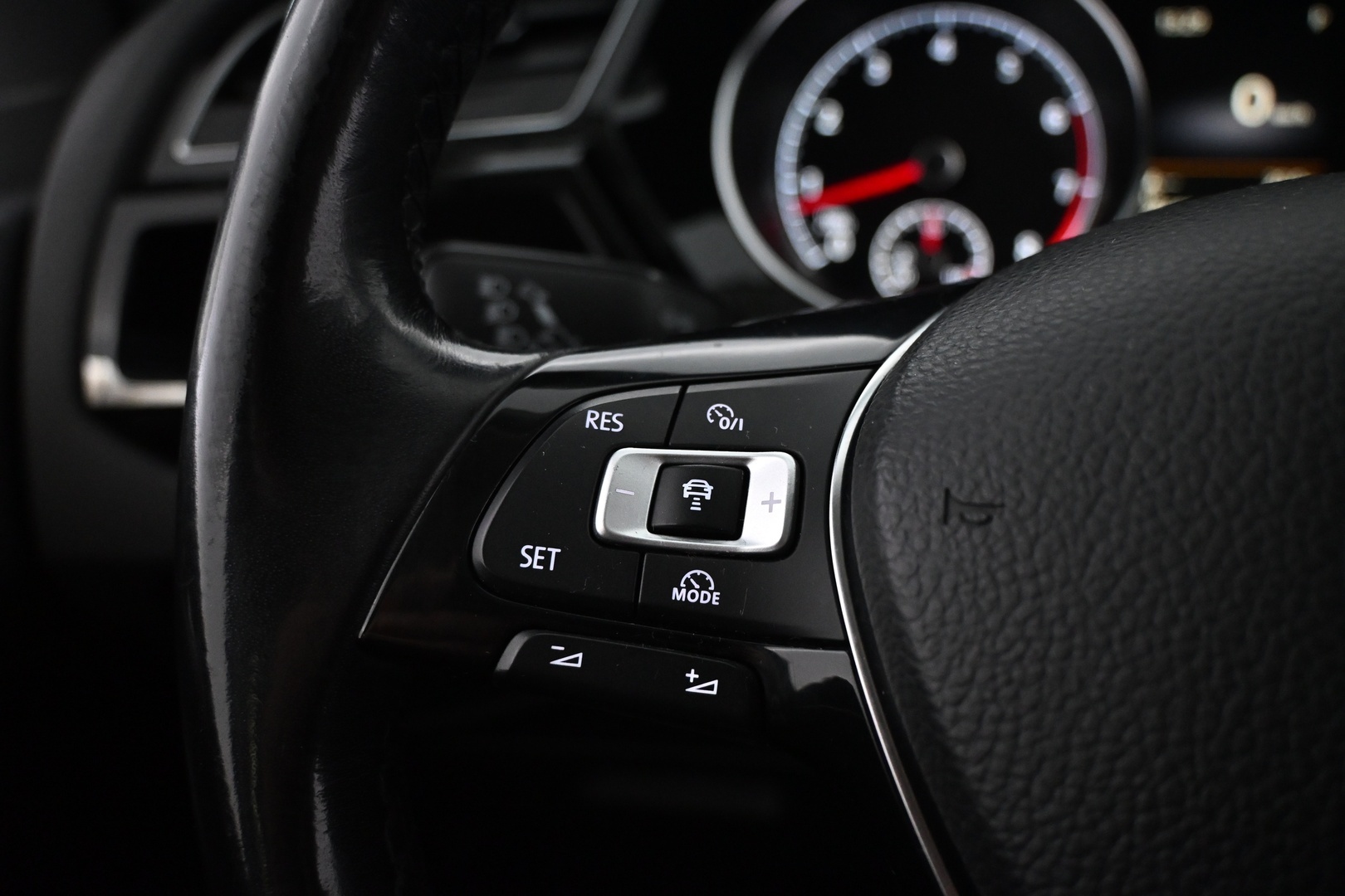 VOLKSWAGEN Touran 2016