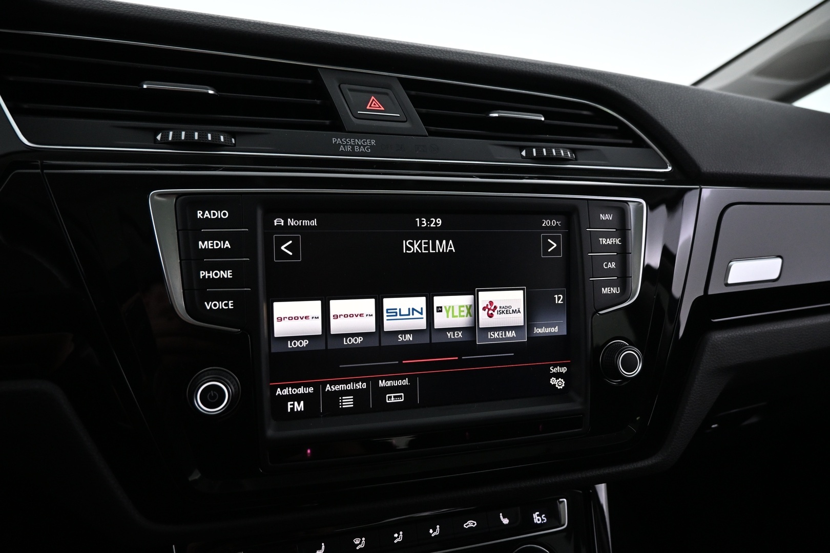 VOLKSWAGEN Touran 2016