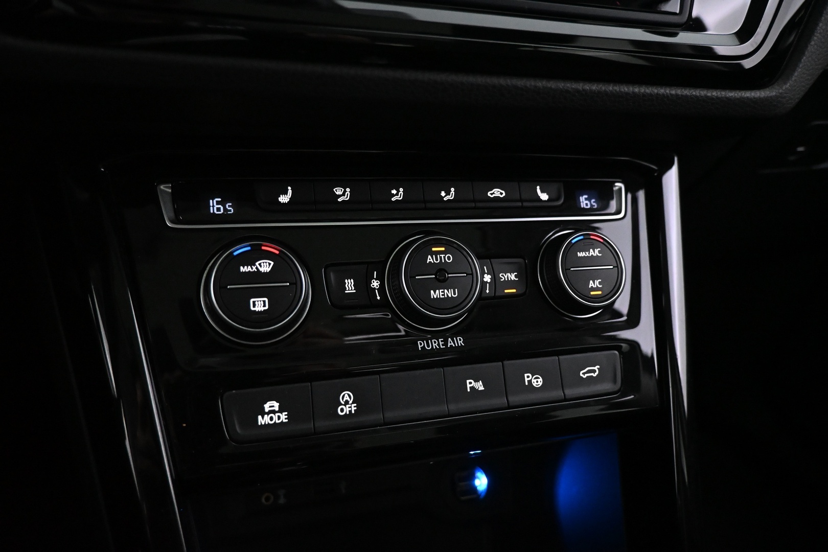 VOLKSWAGEN Touran 2016