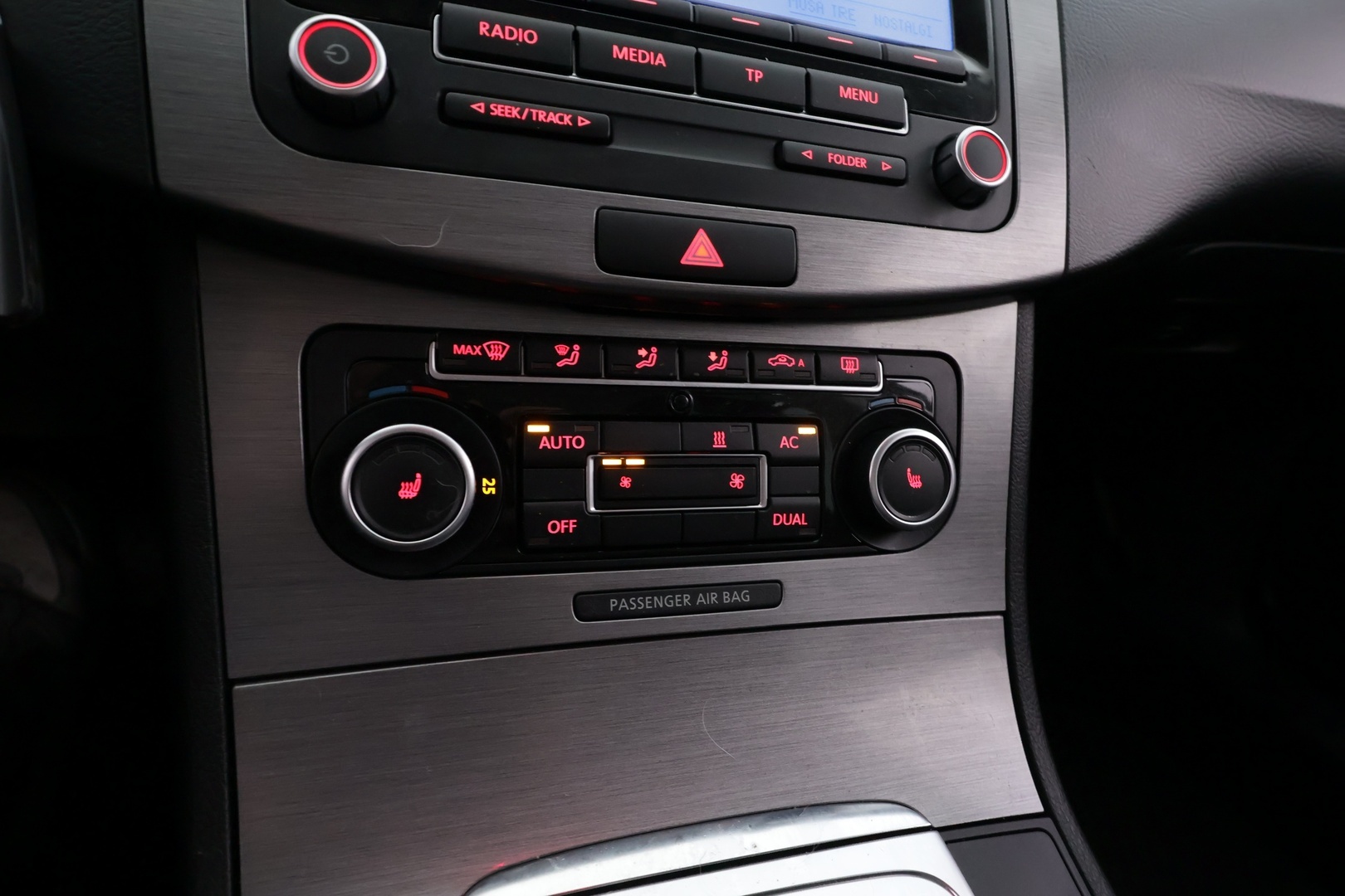 VOLKSWAGEN Passat 2011