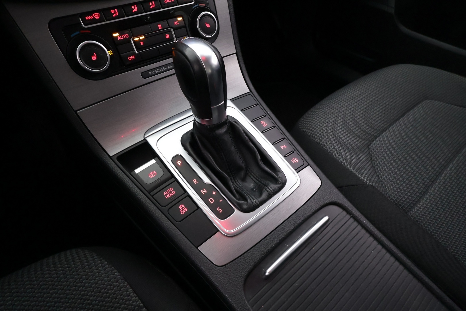 VOLKSWAGEN Passat 2011