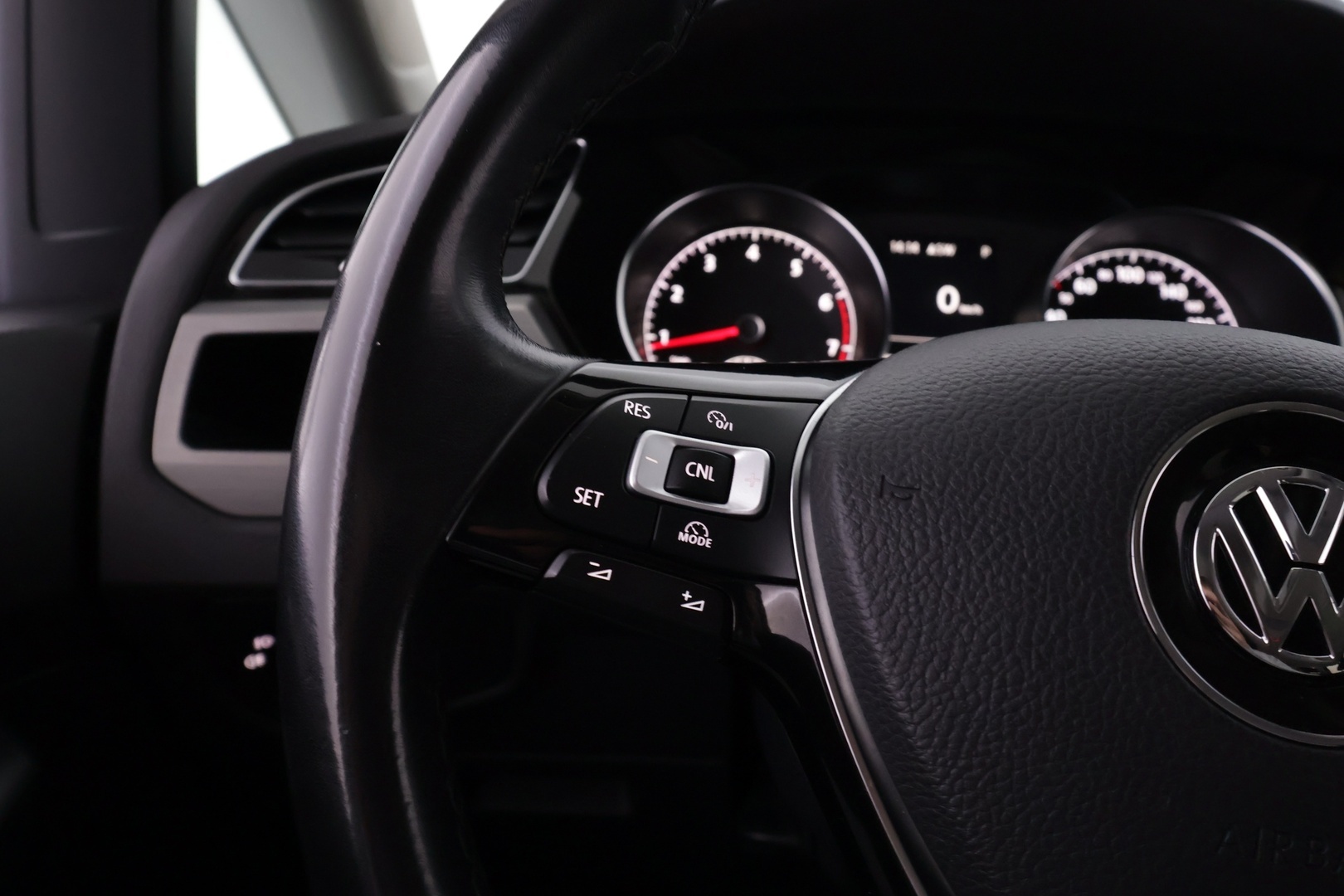 VOLKSWAGEN Touran 2016