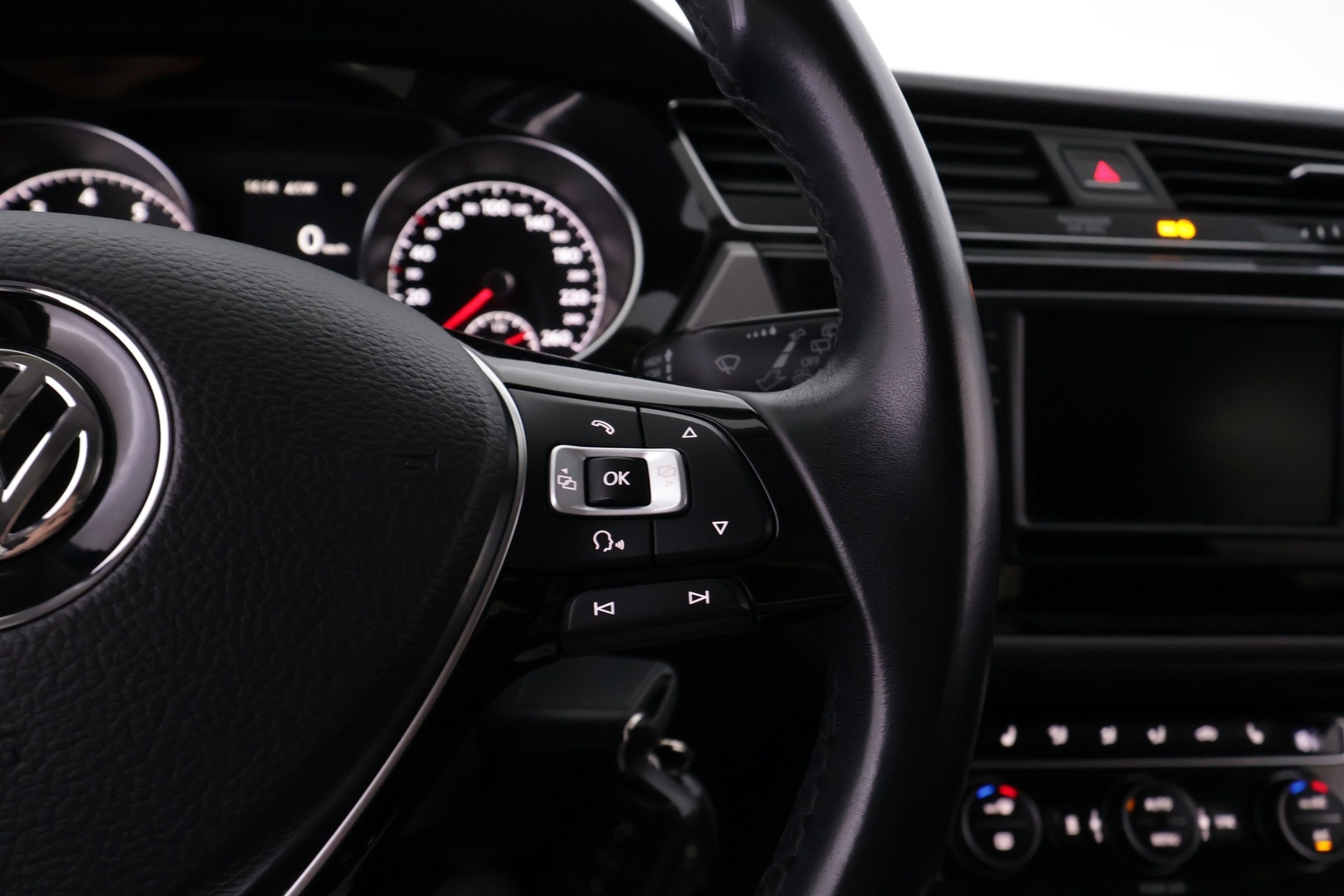VOLKSWAGEN Touran 2016
