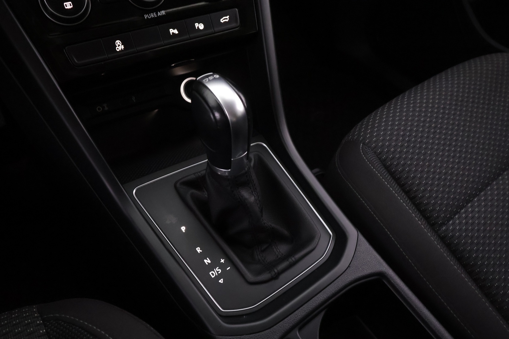 VOLKSWAGEN Touran 2016