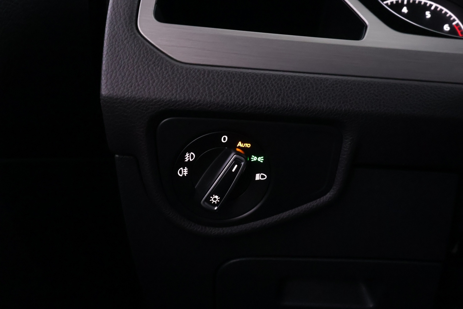 VOLKSWAGEN Touran 2016
