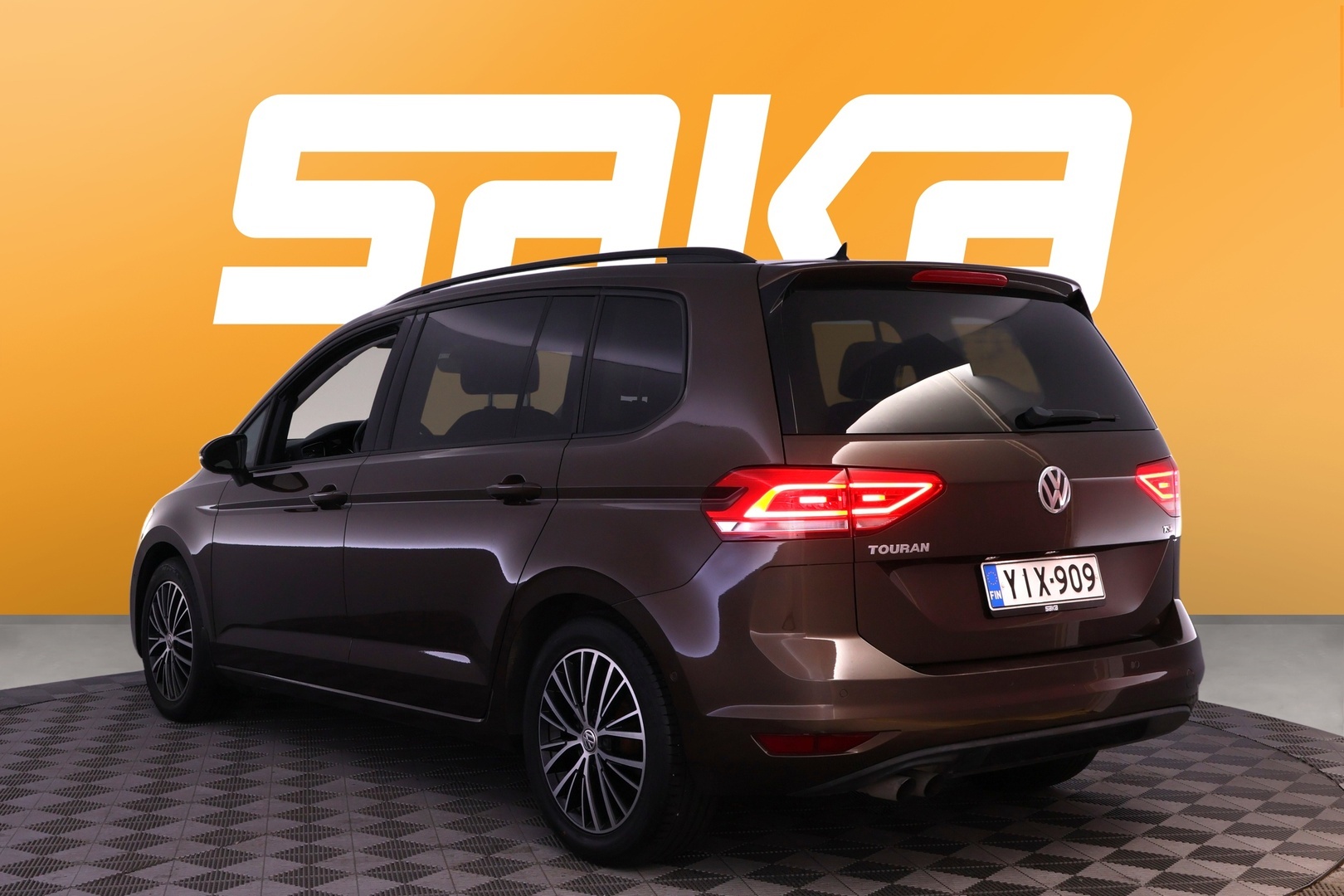 VOLKSWAGEN Touran 2016