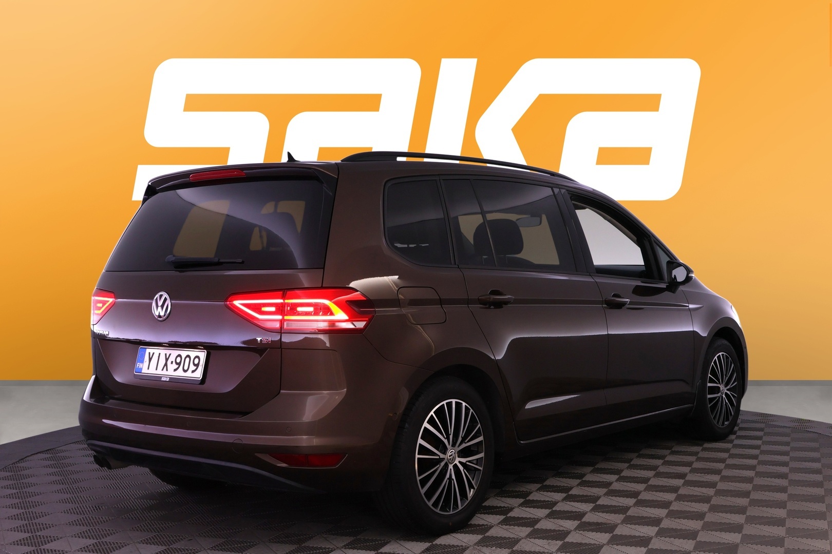 VOLKSWAGEN Touran 2016