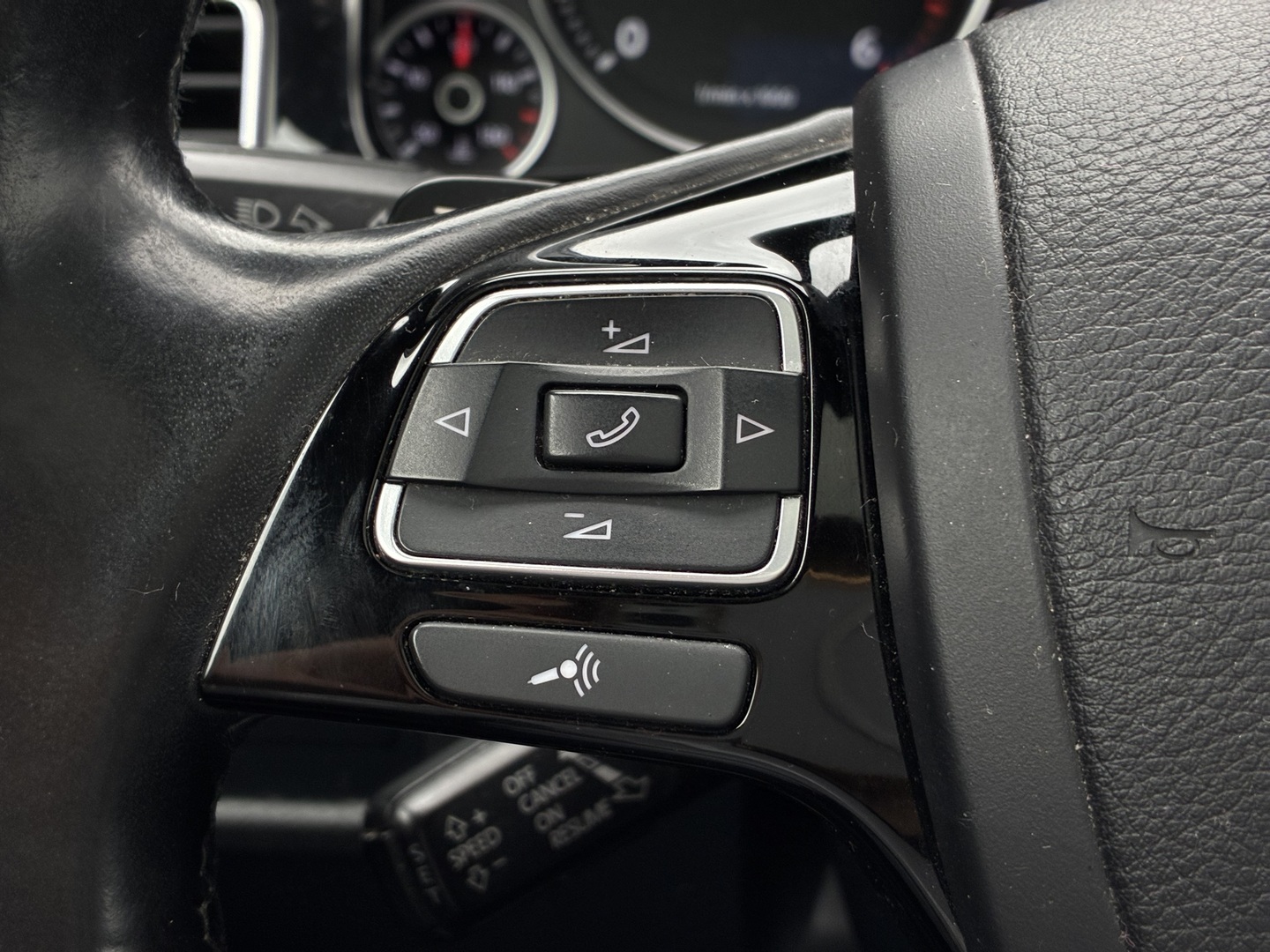 VOLKSWAGEN Touareg 2012