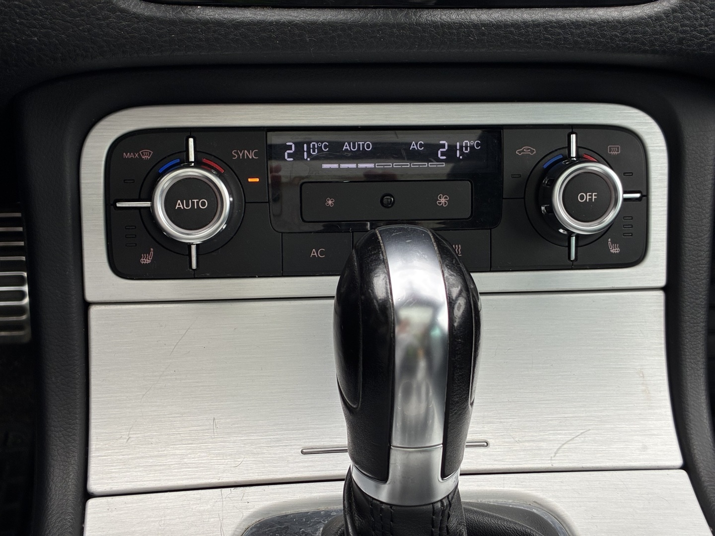 VOLKSWAGEN Touareg 2012