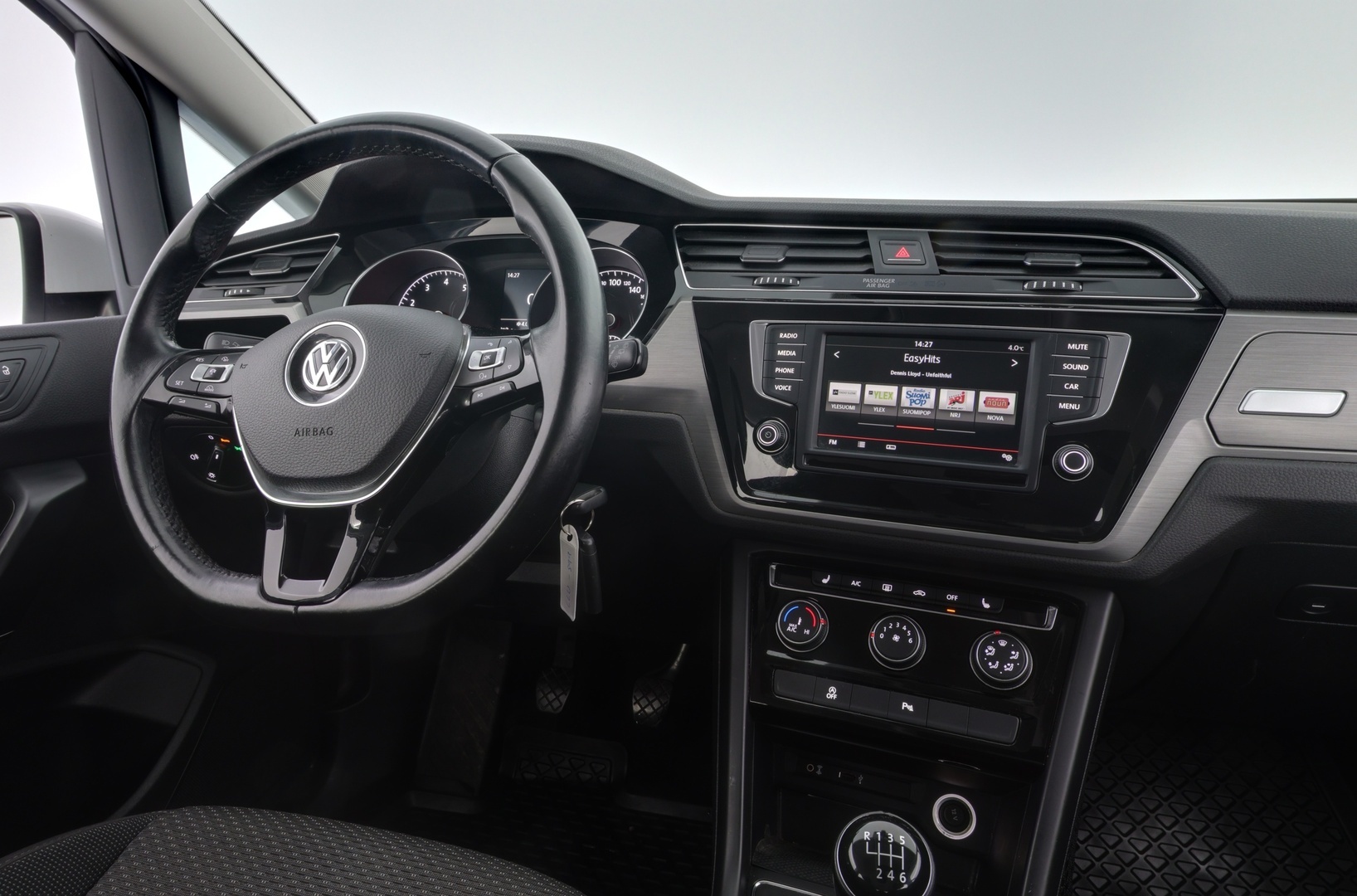 VOLKSWAGEN Touran 2016