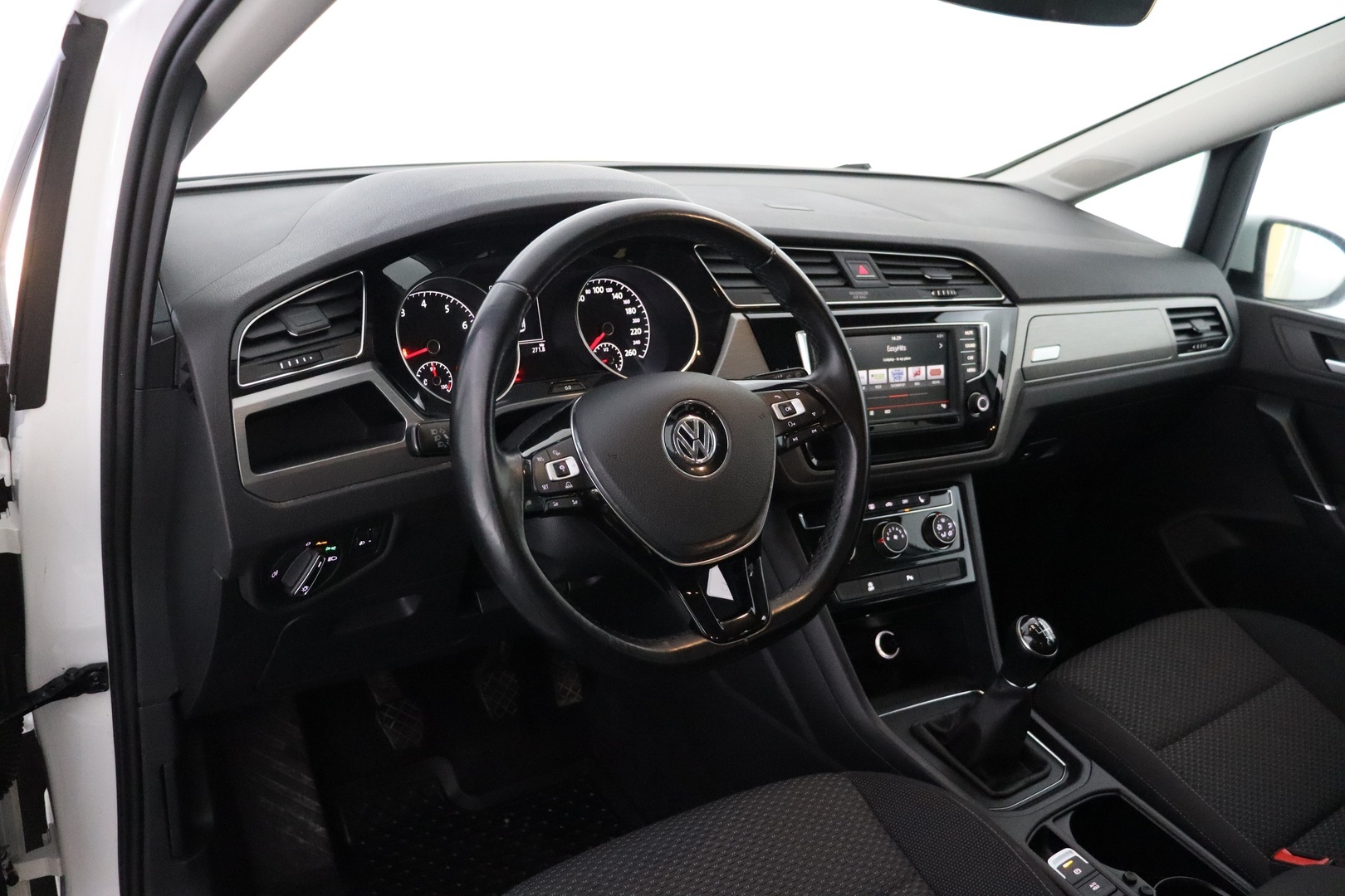 VOLKSWAGEN Touran 2016