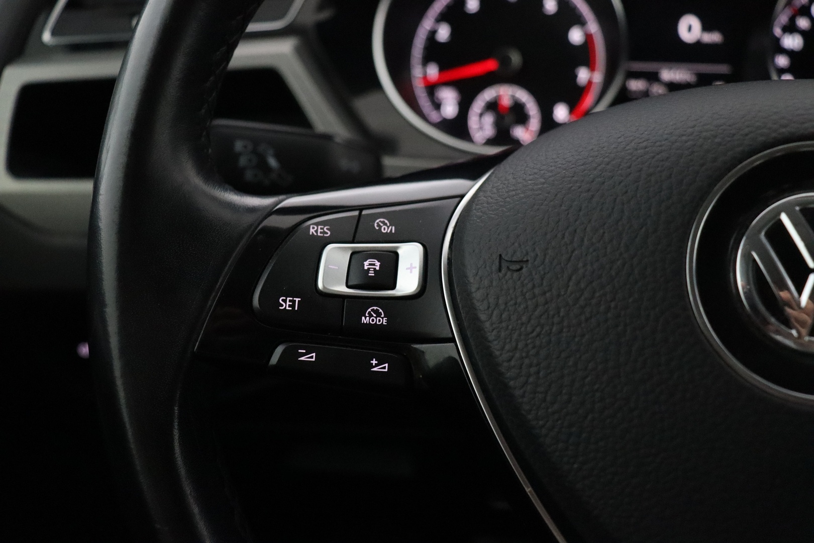 VOLKSWAGEN Touran 2016