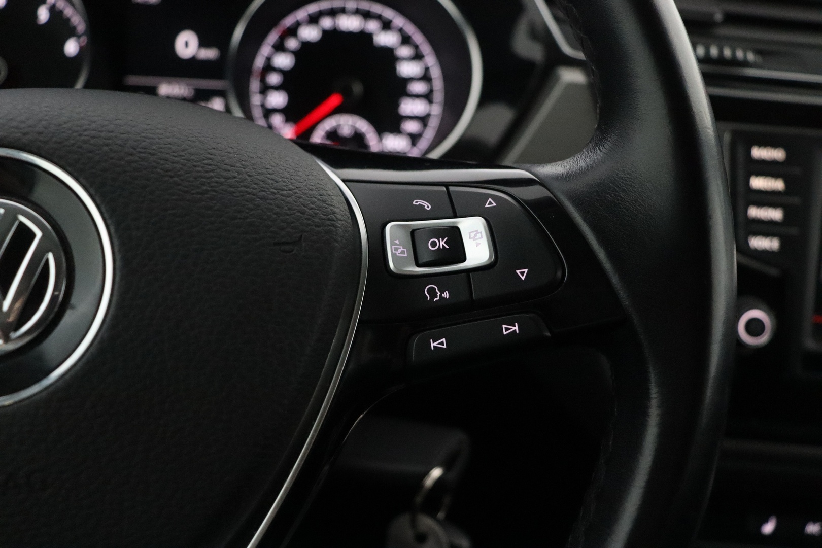 VOLKSWAGEN Touran 2016