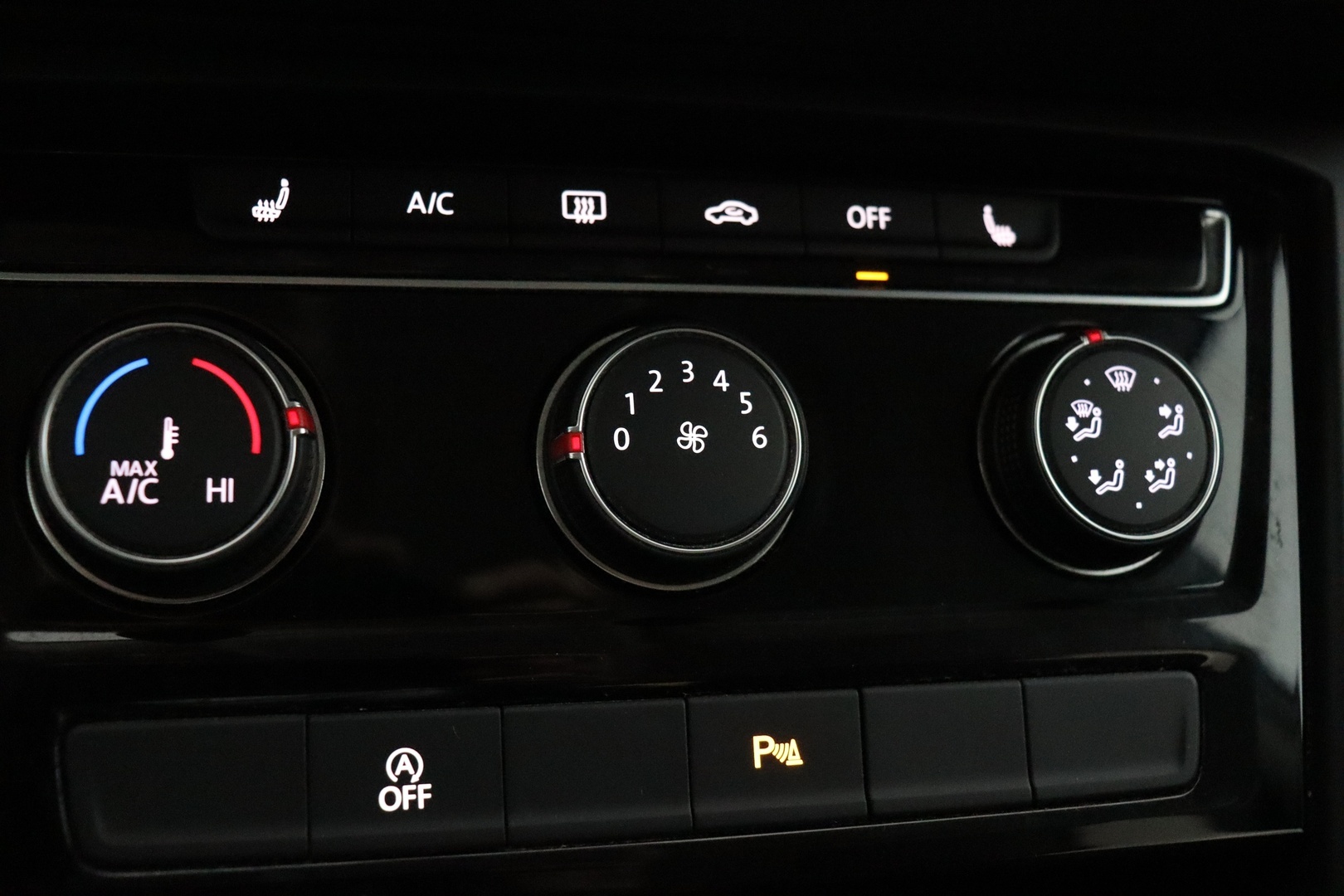 VOLKSWAGEN Touran 2016