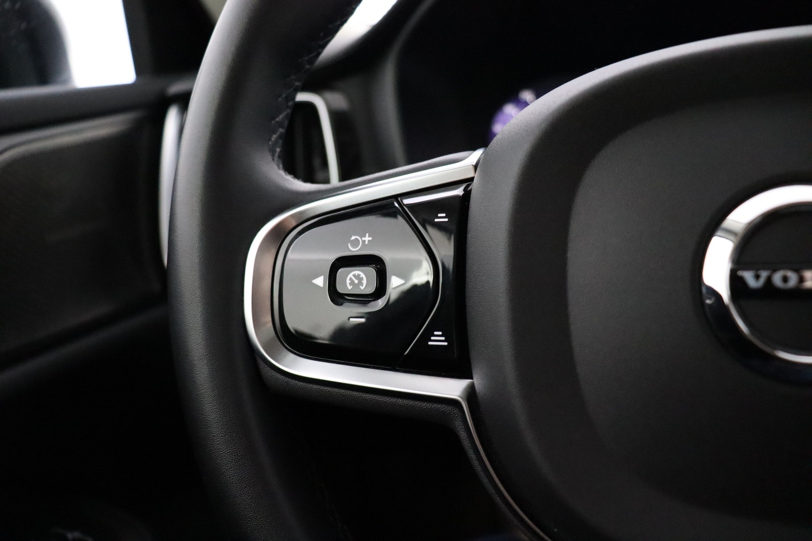 VOLVO V60 2024