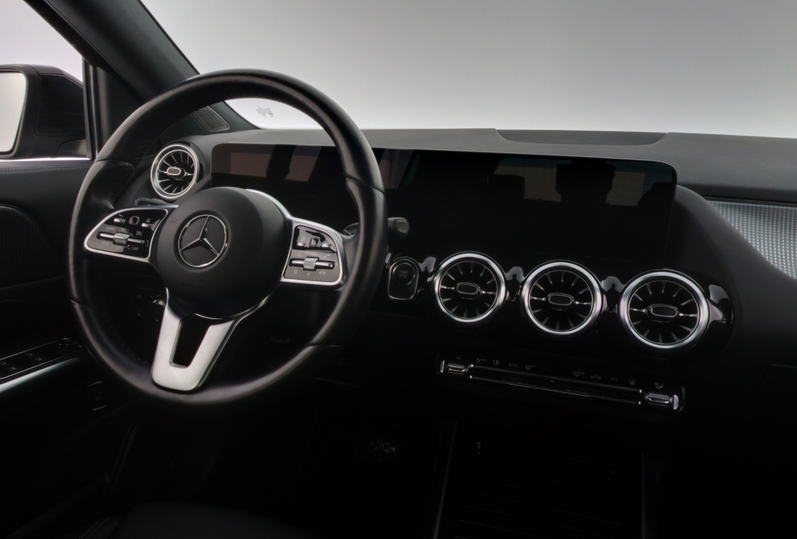 MERCEDES-BENZ EQA 2023