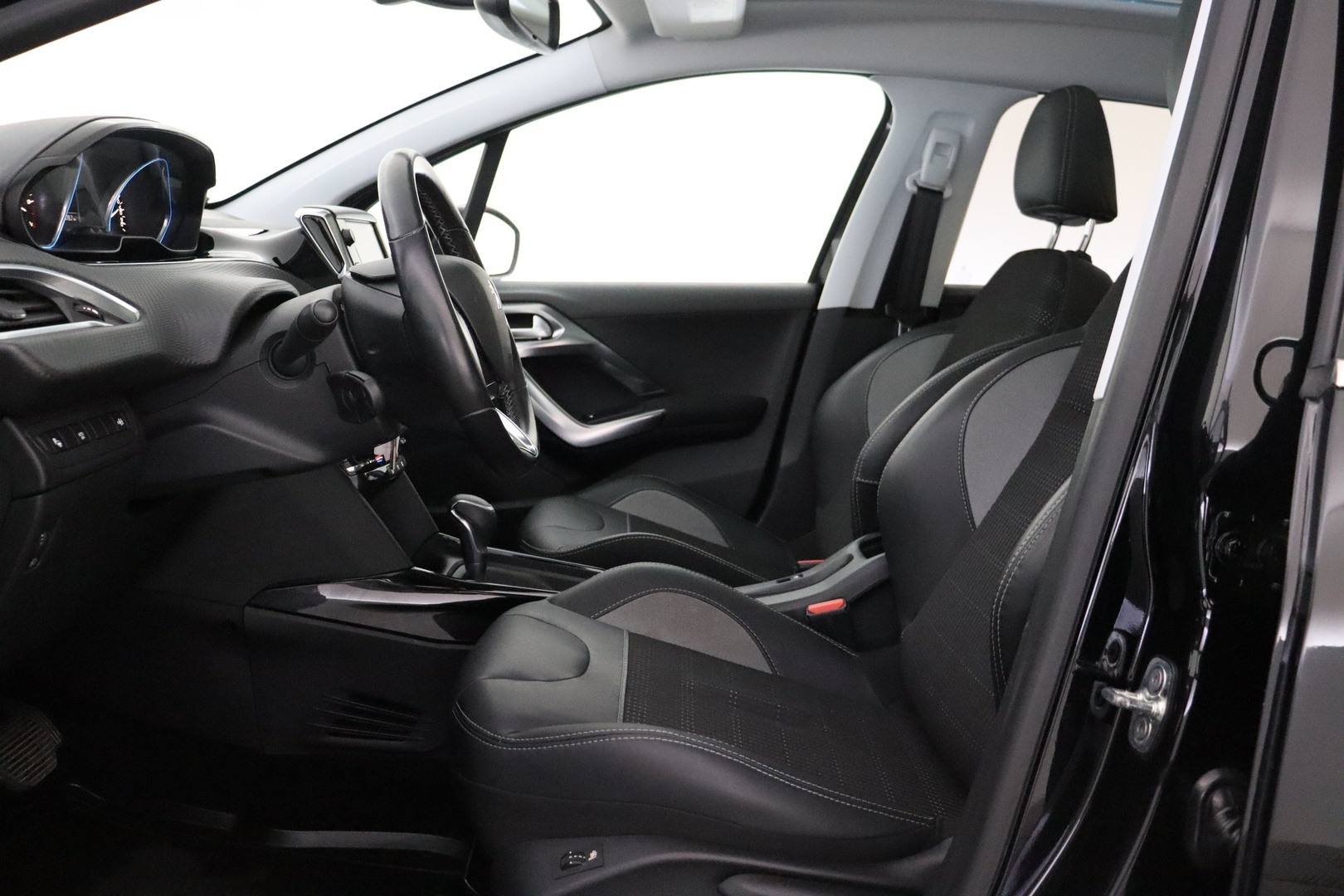 PEUGEOT 2008 2018