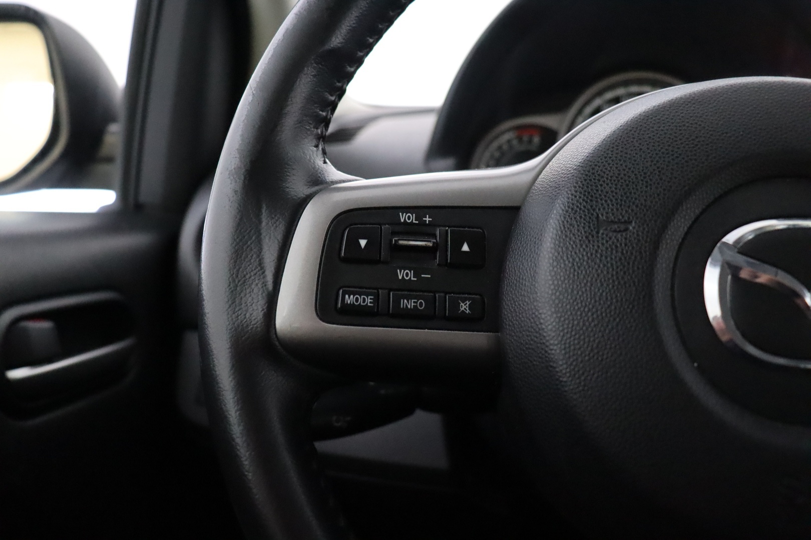 MAZDA 2 2012