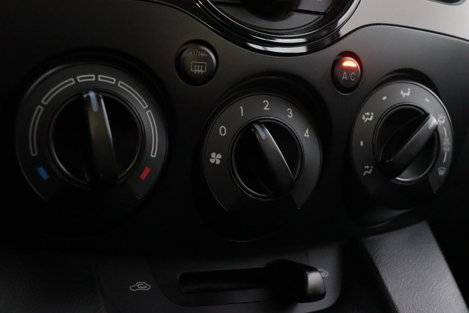 MAZDA 2 2012
