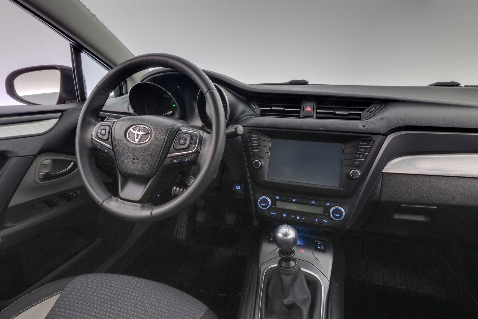 TOYOTA Avensis 2016